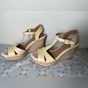 Clarks Artisan~Amelia~Patent Leather~Open Toe~T-Strap~Buckle~Wedge~Sandal~Size 8